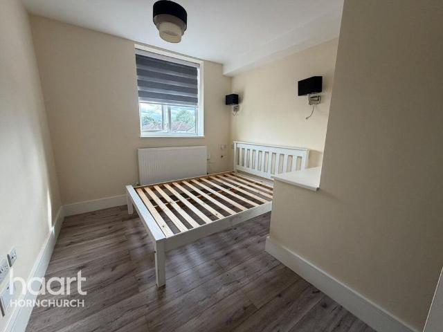 Hornchurch Road, HORNCHURCH 2 bed apartment to rent £1,800 pcm £415 pw
