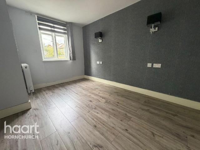 Hornchurch Road, HORNCHURCH 2 bed apartment to rent £1,800 pcm £415 pw