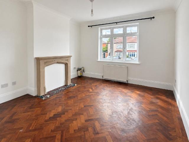 Hornchurch Road, Hornchurch, RM11 1QJ 2 bed flat to rent £1,750 pcm £404 pw