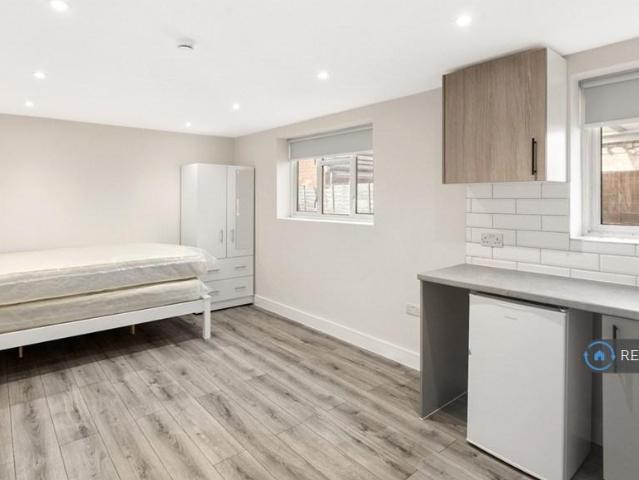 Hornchurch Road, Hornchurch, RM12 Studio to rent £795 pcm £183 pw