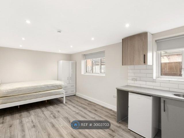 Hornchurch Road, Hornchurch RM12, Studio to rent, £845 pcm | PrimeLocation