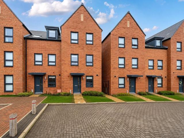 Hornbeam Mews, Houghton Regis. 3 bed terraced house to rent £1,825 pcm £421 pw