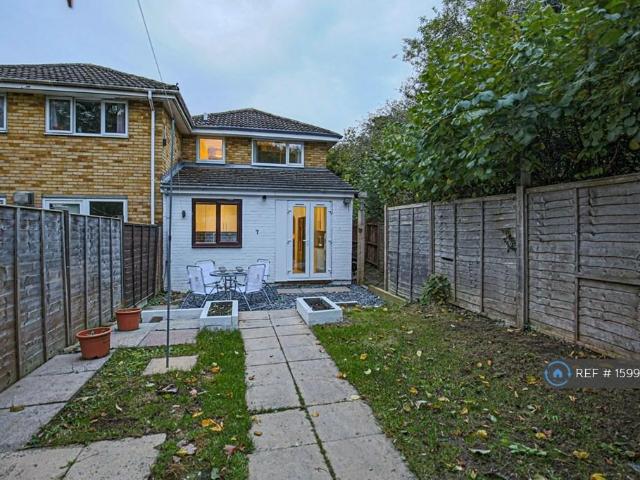 Hornbeam, Newport Pagnell, MK16 3 bed end of terrace house to rent £1,550 pcm £358 pw