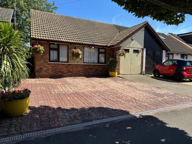 Hornbeam Road, Theydon Bois, CM16 2 bed semi detached bungalow to rent £1,900 pcm £438 pw