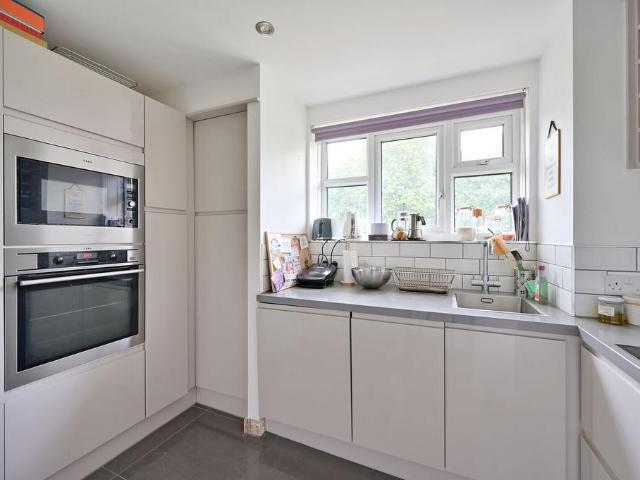 Horne Way, West Putney, London, SW15 2 bed flat to rent £2,950 pcm £681 pw