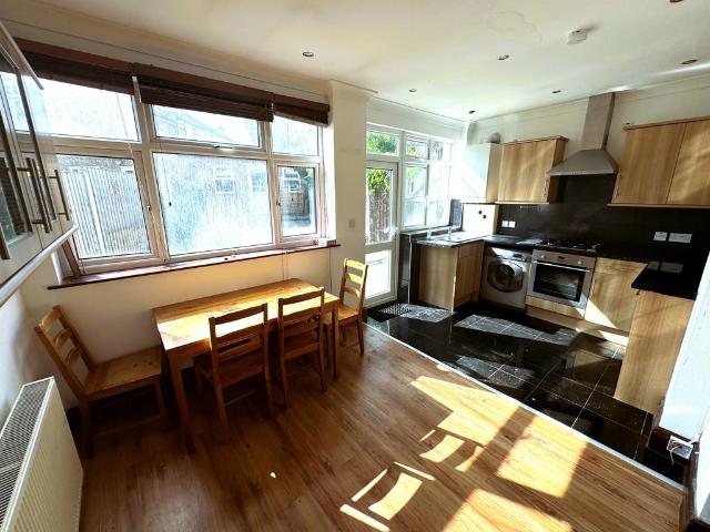 Horns Road, Ilford IG6 1 bed flat to rent £1,475 pcm £340 pw