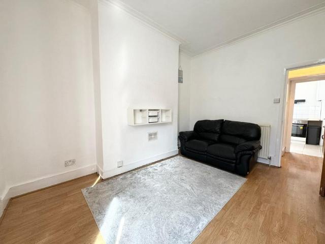Hornsey Road, Archway 1 bed flat to rent £1,400 pcm £323 pw