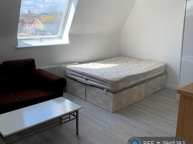 Hornsey Road, London, N19 3 bed maisonette to rent £2,750 pcm £635 pw