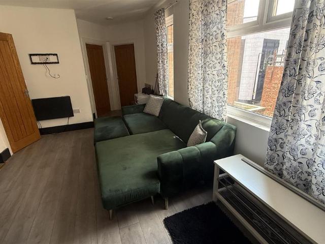 Horrocks Lane, Warrington WA1, 2 bed flat to rent, £825 pcm | PrimeLocation