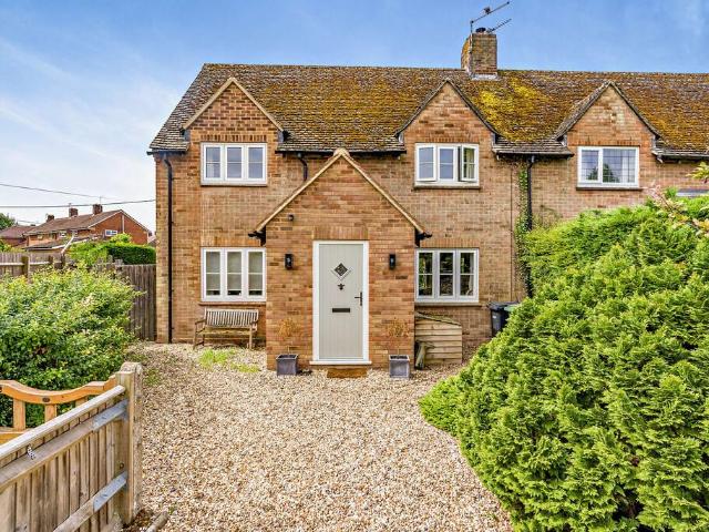 Horse Close, Oxford OX44 3 bed semi detached house to rent £2,100 pcm £485 pw