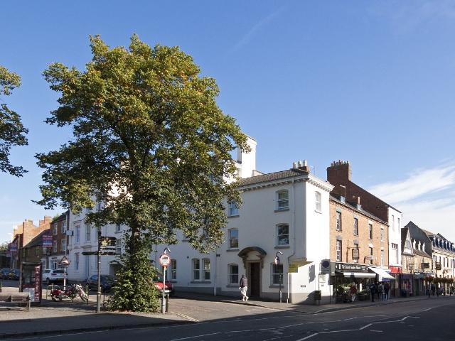 Horse Fair, Banbury OX16, 2 bed flat to rent, £1,400 pcm | PrimeLocation