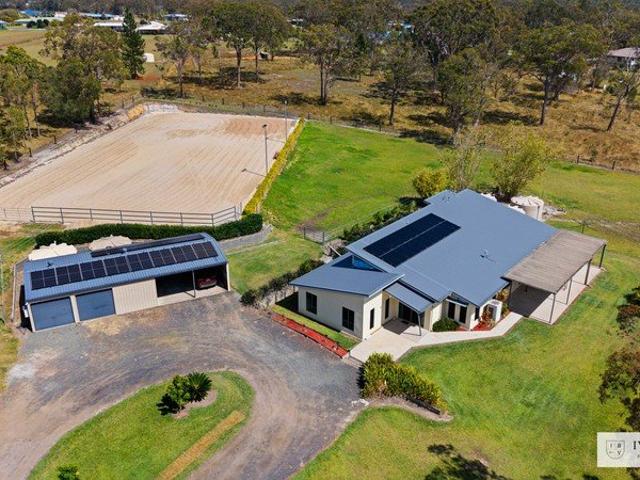 HORSE HEAVEN ON 1.55HA ARENA, STABLES, SHEDS & EXCEPTIONAL WATER
