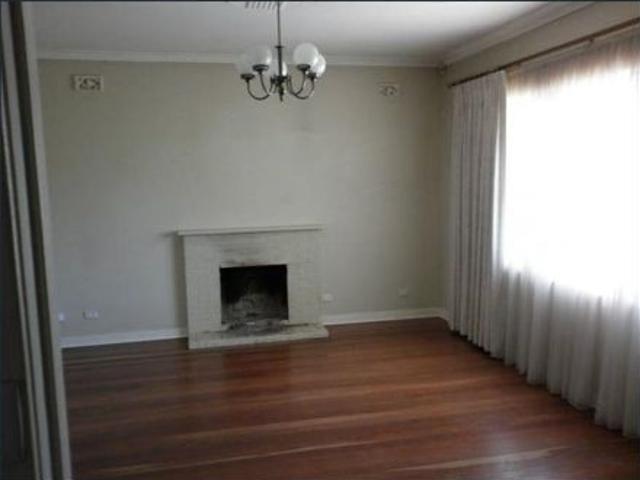 HORSE PROPERTY 4 STABLES/YARDS/ SHEDS 3 BED HOUSE ARENA