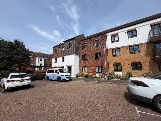Horse Sands Close, Southsea, Hampshire PO4, 2 bed flat to rent, £1,250 pcm | PrimeLocation