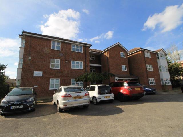 Horse Shoe Crescent, Northolt UB5 1 bed flat to rent £1,325 pcm £306 pw