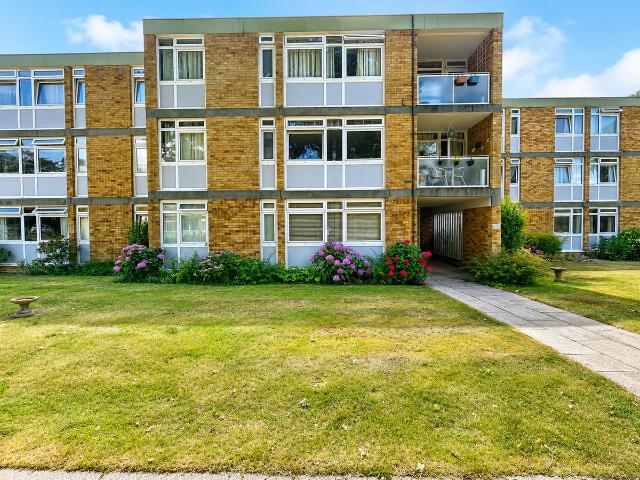 Horsell GU21, 3 bed flat to rent, £1,850 pcm | PrimeLocation