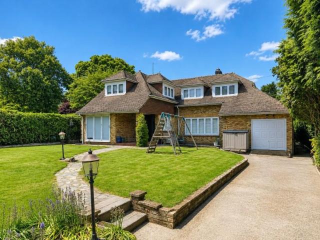 Horsell Rise, Woking GU21 3 bed detached house to rent £3,500 pcm £808 pw