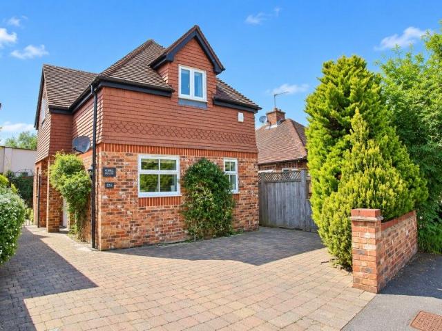 Horsell, Surrey GU21, 3 bed detached house to rent, £2,750 pcm | PrimeLocation
