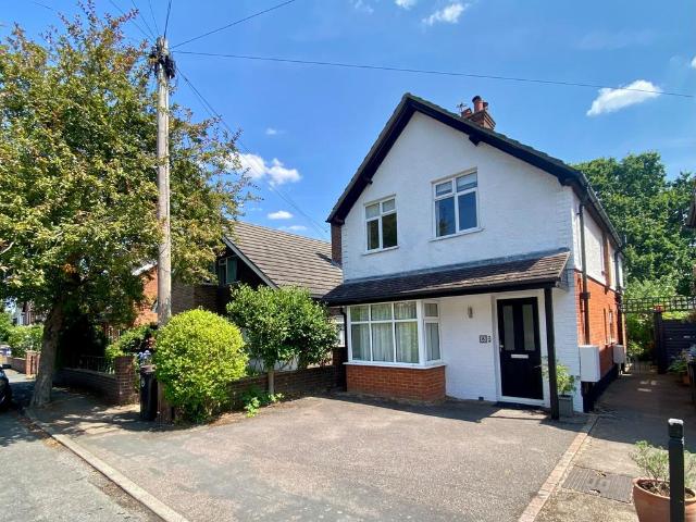 Horsell, Woking 2 bed detached house to rent £1,950 pcm £450 pw