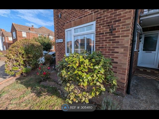 Horsell, Woking GU21, 2 bed flat to rent, £1,550 pcm | PrimeLocation