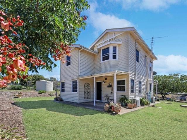 Horses graze, the Chooks are pampered, and your Family is inspired at this Ultimate TWO ACRE Retreat