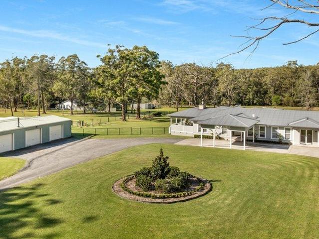 Horses, Home Office & Hamptons Style on the Edge of Jervis Bay!