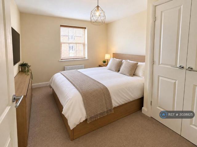 Horseshoe Crescent, Birmingham, B43 2 bed flat to rent £1,050 pcm £242 pw