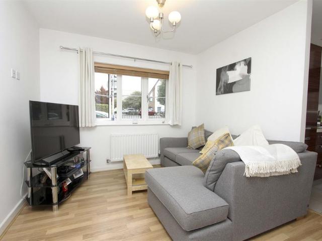 Horseshoe Drive, Hillingdon, UB8