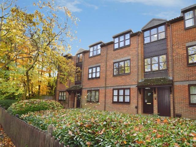 Horseshoe Lane, Watford WD25, 1 bed flat to rent, £1,250 pcm | PrimeLocation