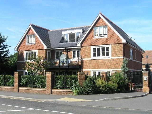 Horsham Reach, Lower Cookham Road. 2 bed flat to rent £1,950 pcm £450 pw
