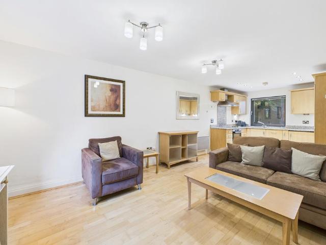 Horsley Court, Montaigne Close. 2 bed apartment to rent £3,300 pcm £762 pw