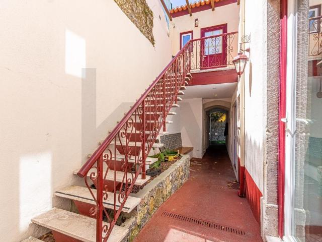 Hostel com 11 apartamentos 360m² São João das Lampas e de Terrugem