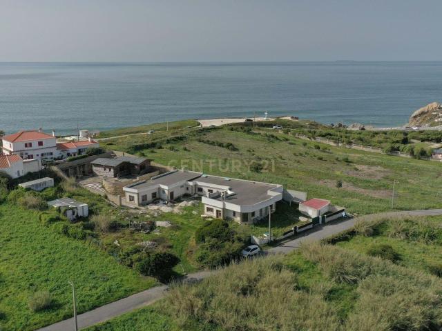 Moradia T8 + 2 bangalôs em Santa Cruz, Silveira