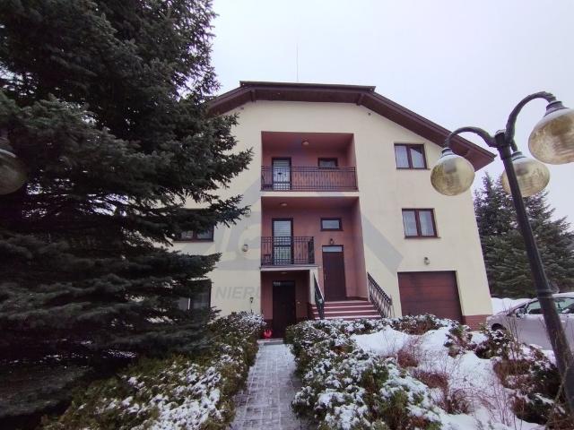 Hostel inwestycyjny 620 m² z 17 pokojami, parkingiem