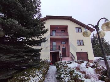 Hostel inwestycyjny 620 m² z 17 pokojami, parkingiem