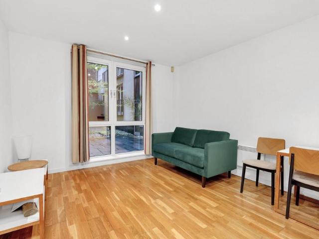 Hosier Lane, EC1A 1 bed apartment to rent £2,400 pcm £554 pw