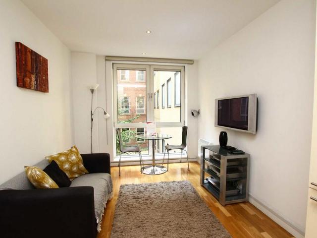 Hosier Lane, London EC1A 1 bed flat to rent £2,300 pcm £531 pw