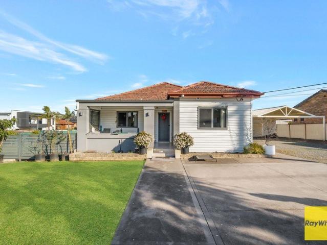 HOT HOT LOCATION, OVER 34m FRONTAGE !