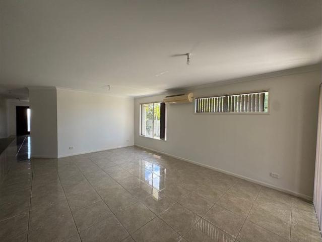 HOT NEW LISTING FOR RENT IN COOMERA $850 Per Week Available Now