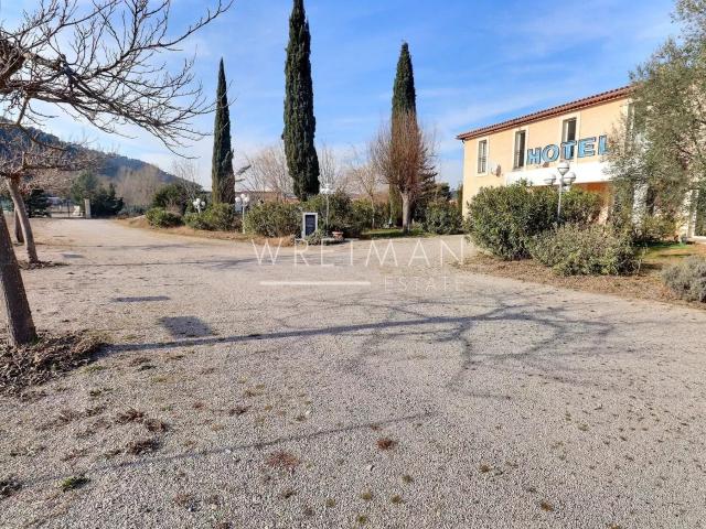 Hôtel dans un endroit très intéressant près de la sortie d'a. 560m² Vidauban