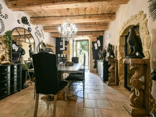 Hôtel particulier dans le centre d'un village recherché