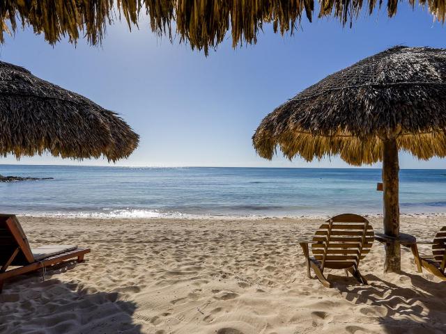 Hotel frente al mar con Caleta Privada potencial de remodelacion