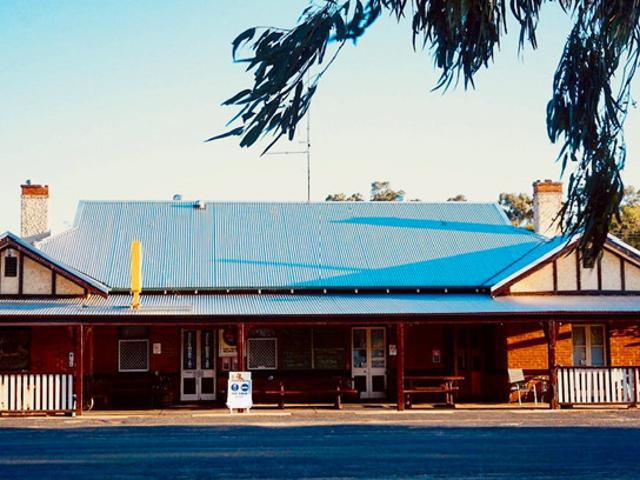 HOTEL INVESTMENT OPPORTUNITY WALK IN RENTAL INCOME RENEWABLE ENERGY ZONE ACCOMMODATION POTENTIAL