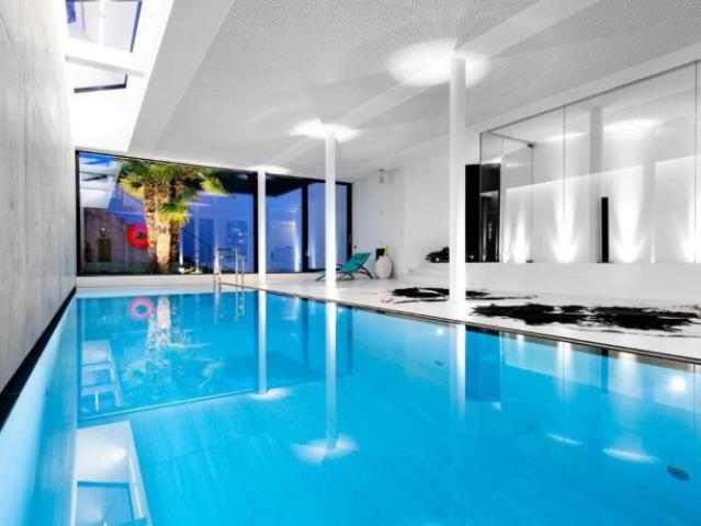 Hotel mit großer Terrasse und Seeblick