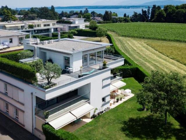Hotel mit grosser Terrasse und Seeblick