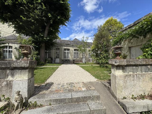 Maison De Maitre Avec Piscine Intérieure Proche Du Théâtre E. 377m² Saumur