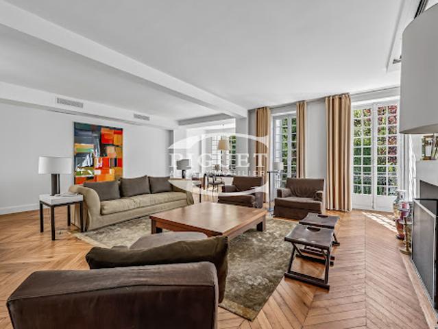 Hôtel particulier avec jardin et salle de réception