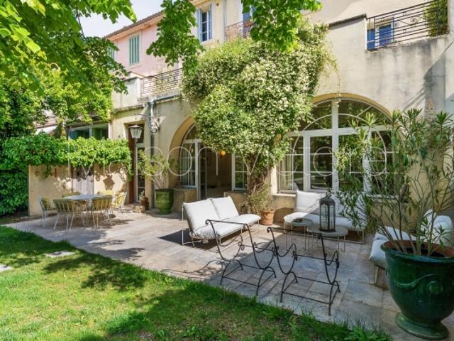 Hôtel particulier bourgeois rénové avec jardin et piscine