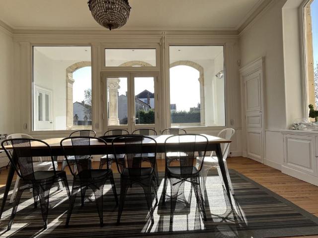 Hôtel particulier de 583 m² sur 1 255 m² de terrain clos de. 583m² Autun