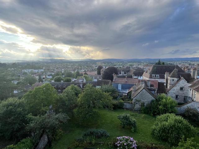 Hôtel particulier des Xv et XVIIème édifiée sur les remparts. 350m² Autun